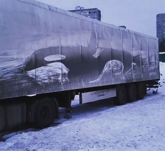 Сюрреалистические рисунки на грязных грузовиках от Никиты Голубева