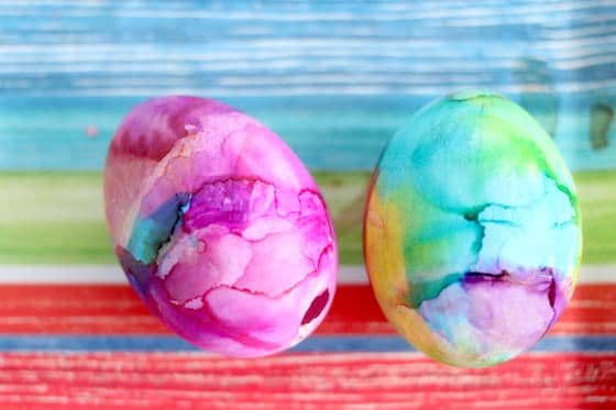 Интересный способ покраски яиц на Пасху