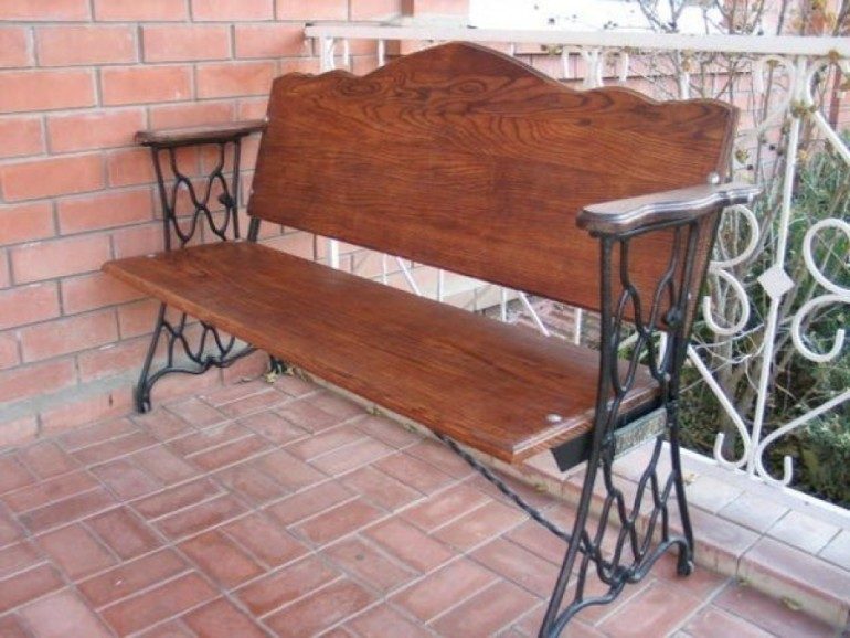 Красивая скамейка из станины под старую швейную машинку