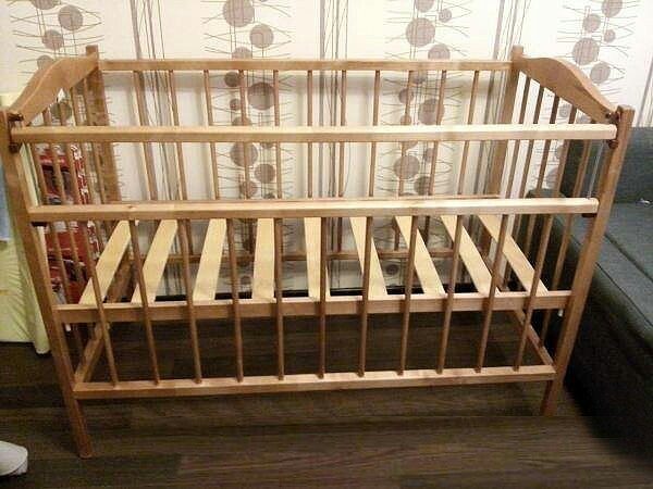 Кроватка для малыша с регулируемой высотой дна