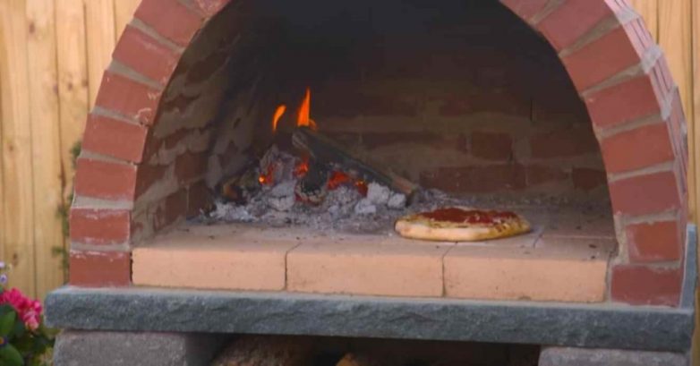 Уличная кирпичная печь для пиццы