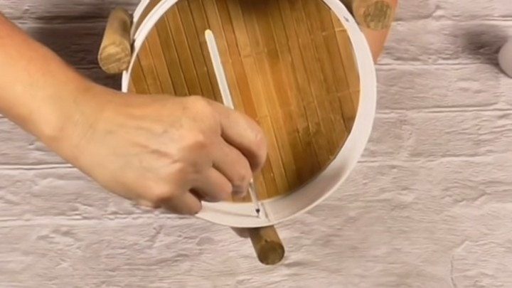 Идея, как превратить жестяные банки из-под печенья в предмет мебели