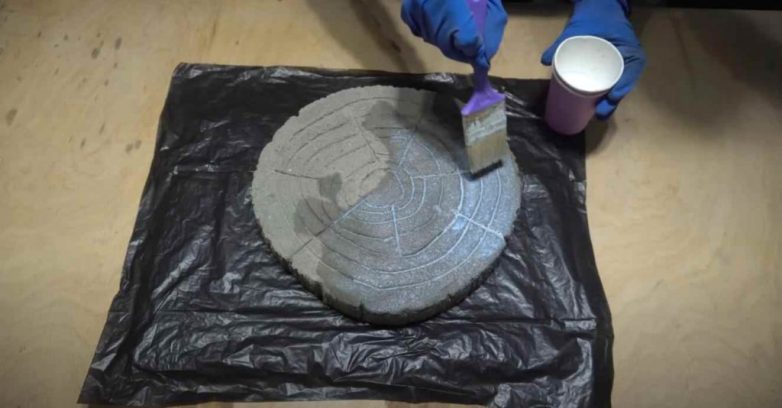 Круглые плитки из бетона с имитацией поверхности спила дерева
