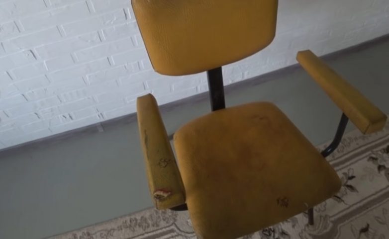 Удобные кресла из самых простых потрёпанных стульев