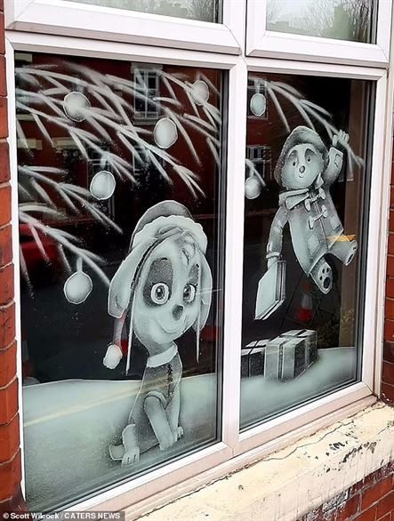Талантливый англичанин рисует на окнах с помощью искусственного снега