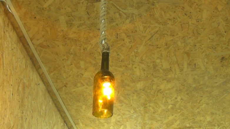 Оригинальный светильник из обычной стеклянной бутылки