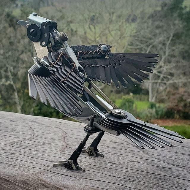 Металлические скульптуры птиц из старых механических пишущих машинок