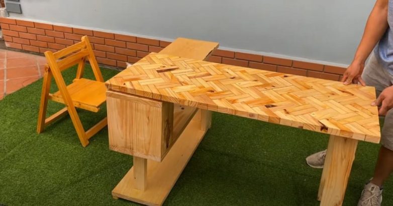 Деревянный раскладной стол с полкой для книг