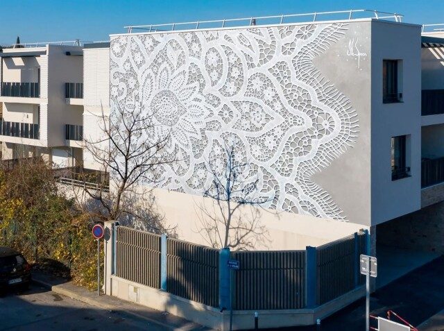 Кружевные узоры от польской художницы NeSpoon, украшающие фасады зданий