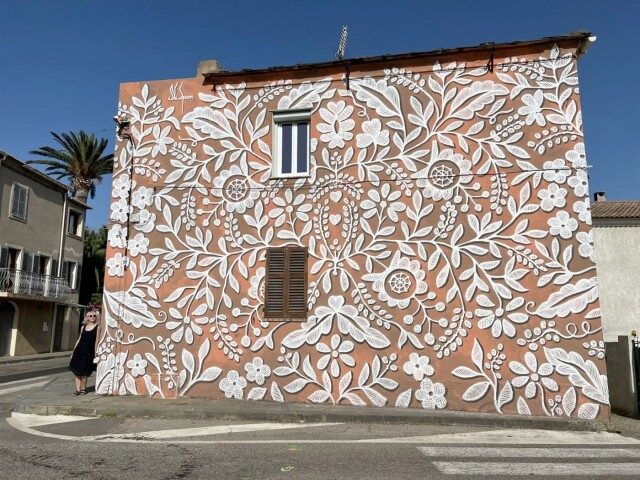 Кружевные узоры от польской художницы NeSpoon, украшающие фасады зданий