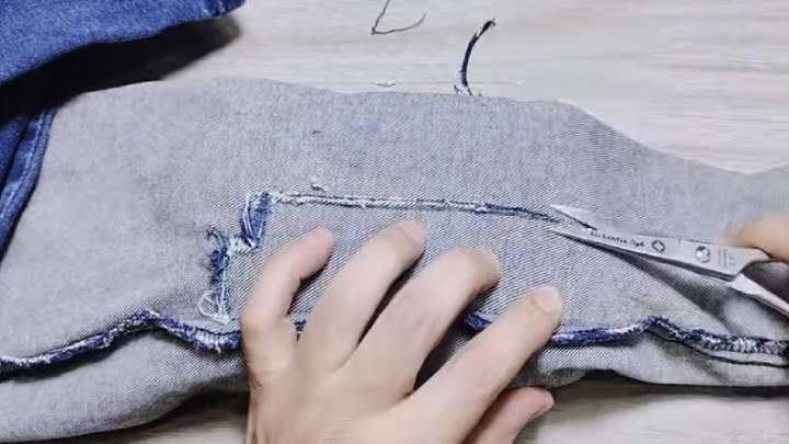 Удивительный способ зашить дырку на джинсах