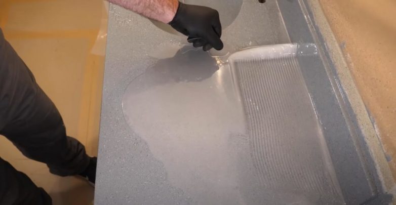 Как самостоятельно сделать покрытие из эпоксидной смолы на столешнице с раковиной