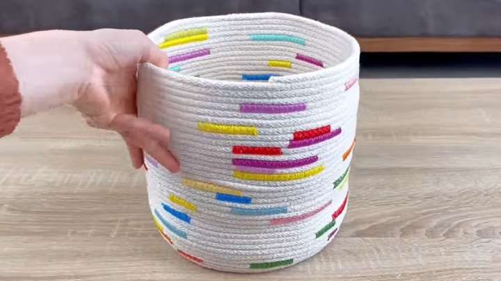 Отличная идея из верёвки и разноцветных ниток