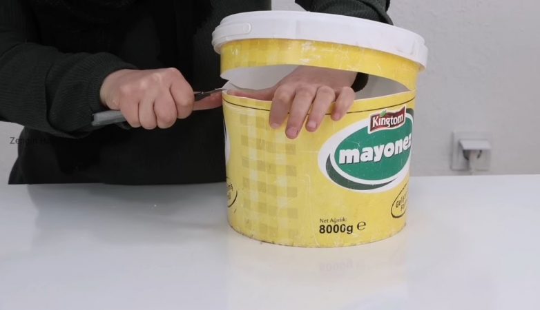 Уникальная вещь для интерьера из простого пластикового ведёрка от йогурта