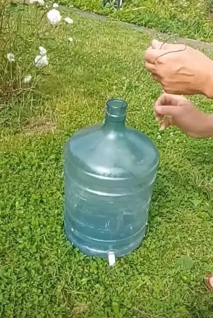 Практичная переделка 19-литровой бутылки для тех, у кого нет летнего душа