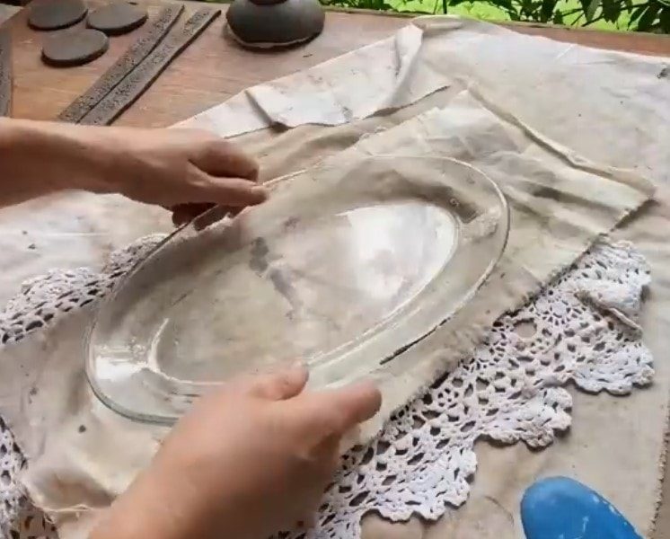 Красивая идея соединения глины и ажурной салфетки