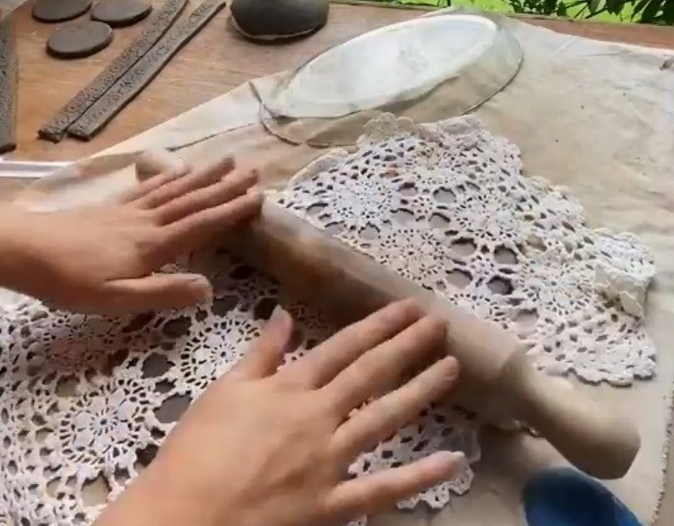 Красивая идея соединения глины и ажурной салфетки