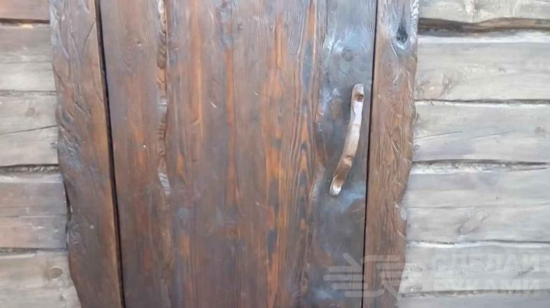 Оригинальная деревянная дверь в баню