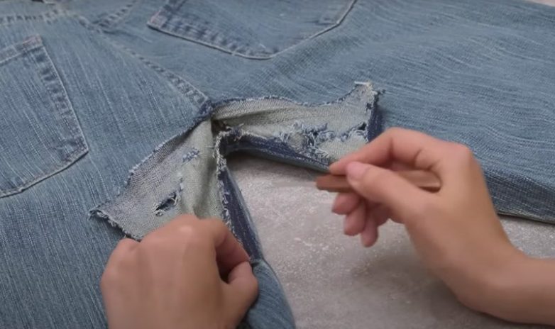 Как починить протёртые до дыр джинсы