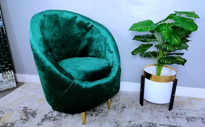 Дизайнерское кресло из пластикового стула