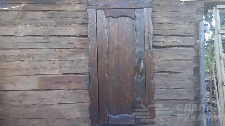 Оригинальная деревянная дверь в баню