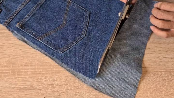 Удобная сумочка из старых джинсов