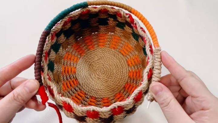 Необычная техника плетения из доступных материалов
