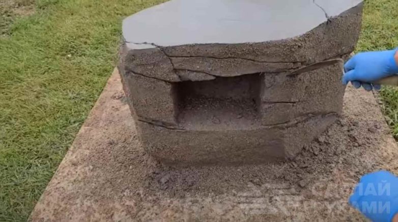 Каменный стол из цемента и пенополистирола