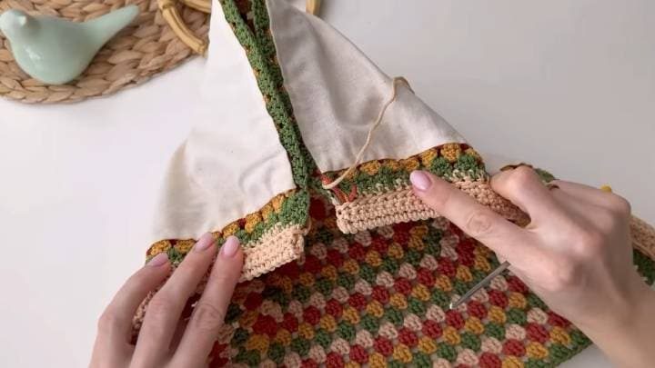 Очаровательная сумочка из бабушкиного квадрата