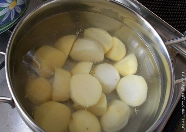 Суфле картофельное нарезают. Картофельное суфле с бешамель. Как варить картошку в растительном масле. Сколько варится картошка в кипящей воде кубиками. Лук можно варить