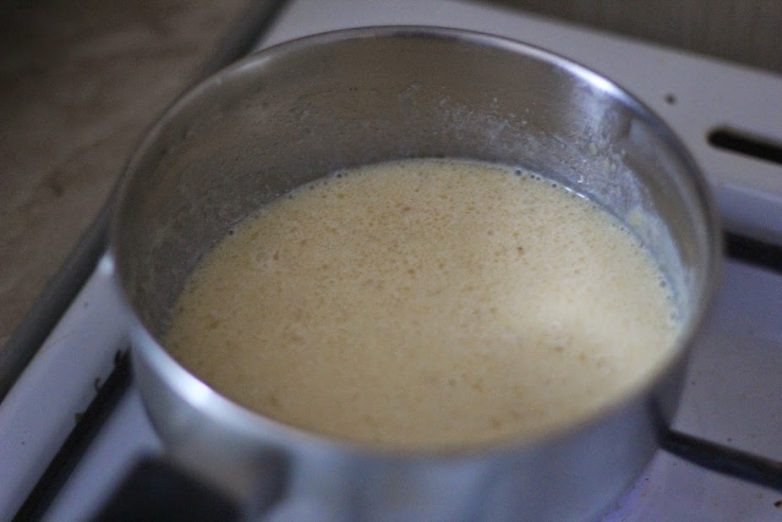 Растопленное масло мука. Молочный соус для блинчиков. Мука с молоком соус. Соус на растопленном сливочном масле. Масло в кастрюле.