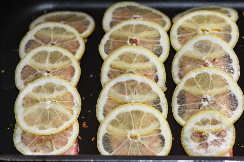Лосось запеченный под лимонными дольками