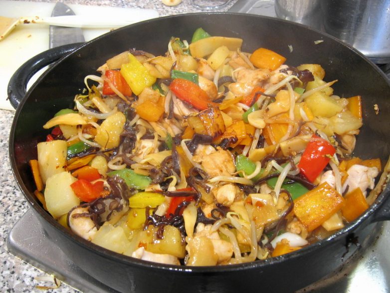 Куриная грудка с ананасом и овощами по-китайски