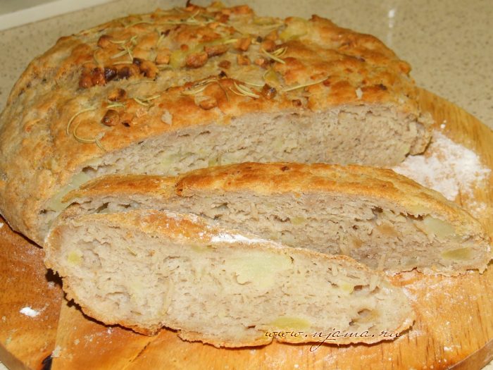 Картофельный хлеб с чесноком и розмарином