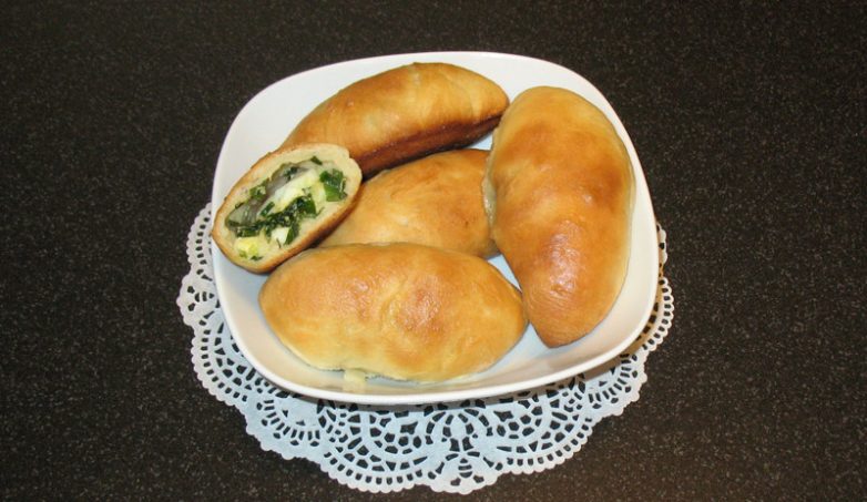 Пирожки с зеленым луком и яйцом