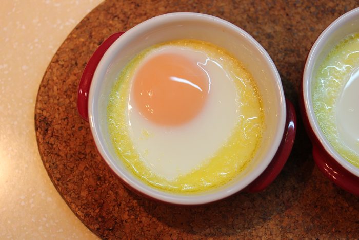 Яйца с куриной печенью в соусе с грибами