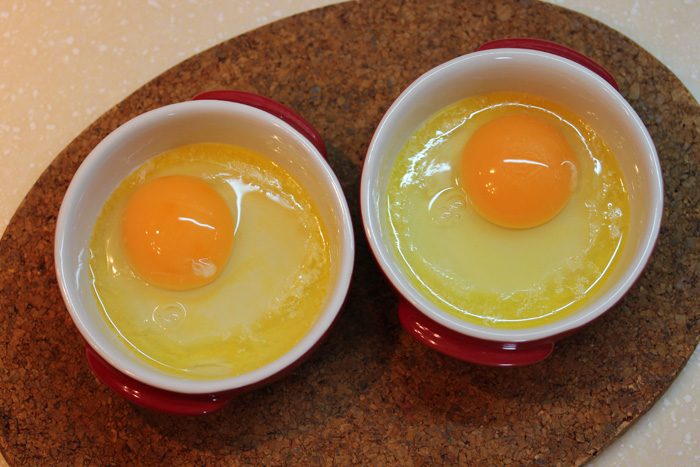 Яйца с печенью куриной. «Яйца, запеченные со сметаной и помидорами» в формачке. Запеченные яйца коричневый белок. Яйца запеченные в золе фото.