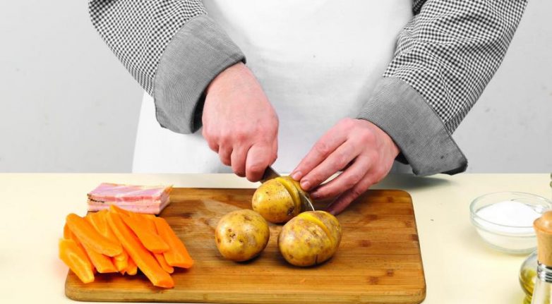 Картофель, запечённый с салом и морковью