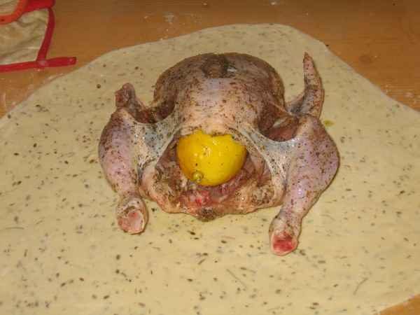 Курица в тесте с лимоном