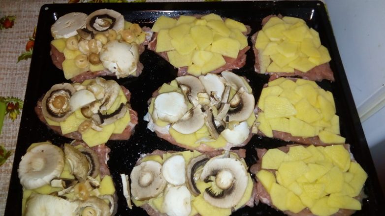 Свинина в духовке с грибами и картошкой
