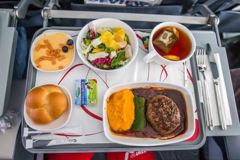 Куда девается самолетная еда, которую не съели?