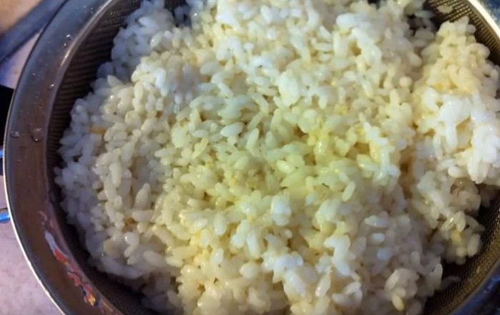 Рис изюм вода. Татарское блюдо с рисом и изюмом. Изюм с рисом у мусульман. Ингушское национальное блюдо рис с изюмом. Пирог с рисом и сухофруктами.