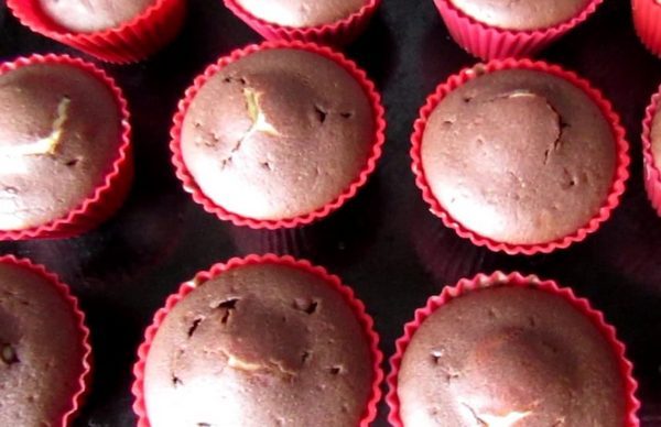 Шоколадные кексы с творожной начинкой
