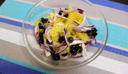 Средиземноморский салат с апельсинами, маслинами и каперсами