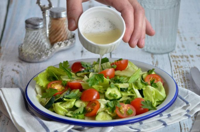 Самые полезные заправки для салатов