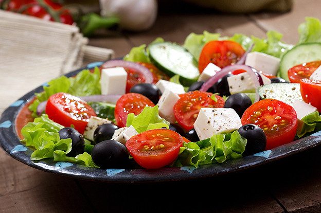 5 рецептов салата с помидорами и огурцами