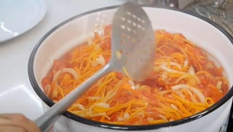 Консервированный салат «Игорь» из помидоров и моркови