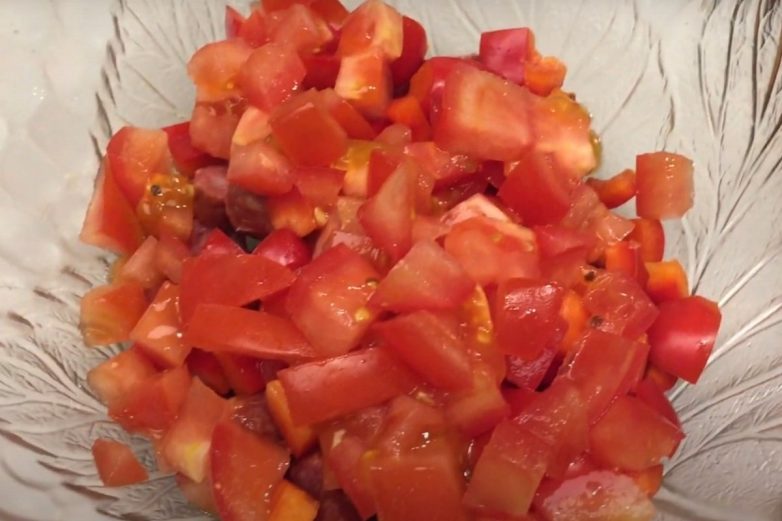 Салат с помидорами, колбасой и грибами