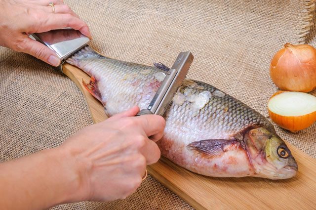 5 способов легко и быстро почистить рыбу