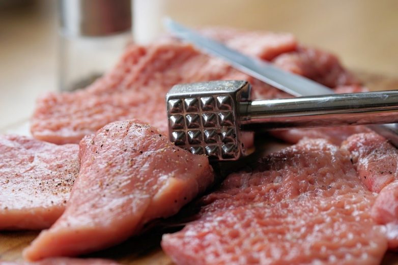 Для чего нужна обратная сторона молотка для отбивания мяса?